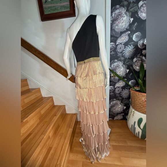 Mac Duggal leena One-Shoulder Ruffle
Tiered Gown / size 6 - Picture 8 of 10